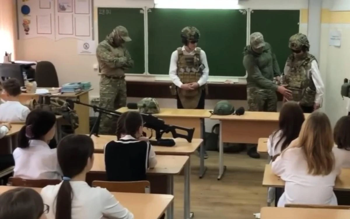 Росія значно посилює військову підготовку дітей у школах: що зміниться з 1 вересня