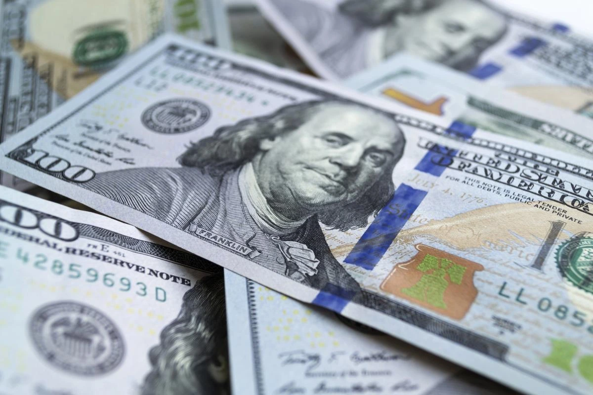 Скільки коштуватимуть 100 доларів в Україні: прогноз банкіра до 2 серпня
