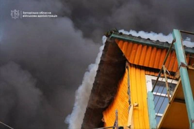 Росіяни обстріляли пасажирський поїзд на Запоріжжі: виникла пожежа, є постраждала