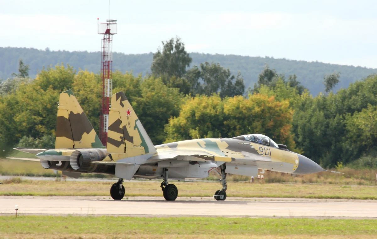 РФ посилює захист заводу, де виробляється винищувач Су-57, через українські удари